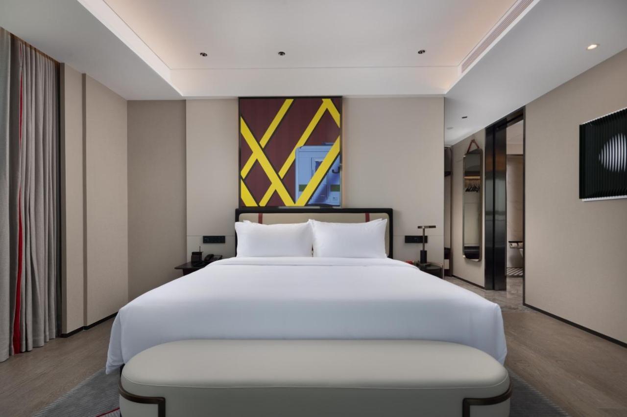 Radisson Red Guangzhou South Railway Station Hotel Bagian luar foto