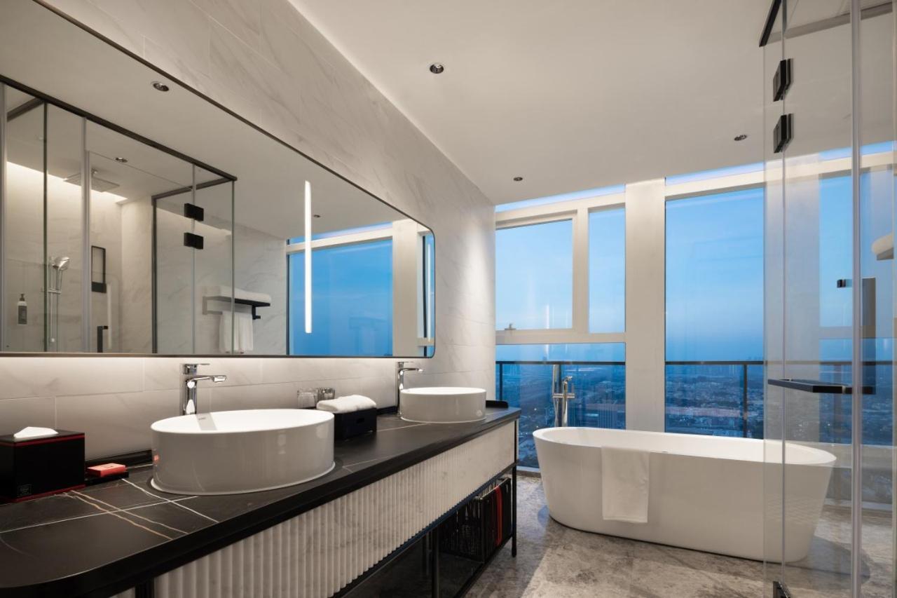 Radisson Red Guangzhou South Railway Station Hotel Bagian luar foto