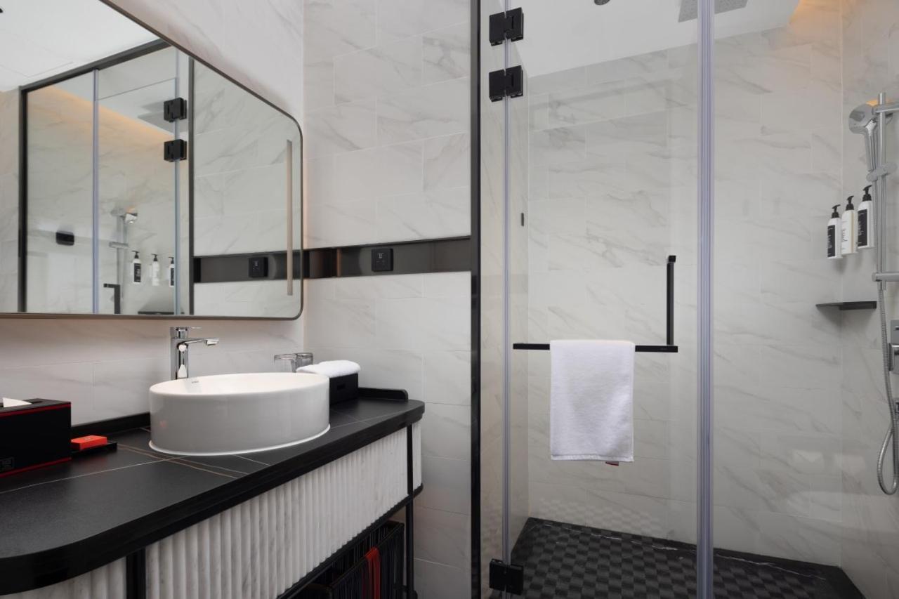 Radisson Red Guangzhou South Railway Station Hotel Bagian luar foto