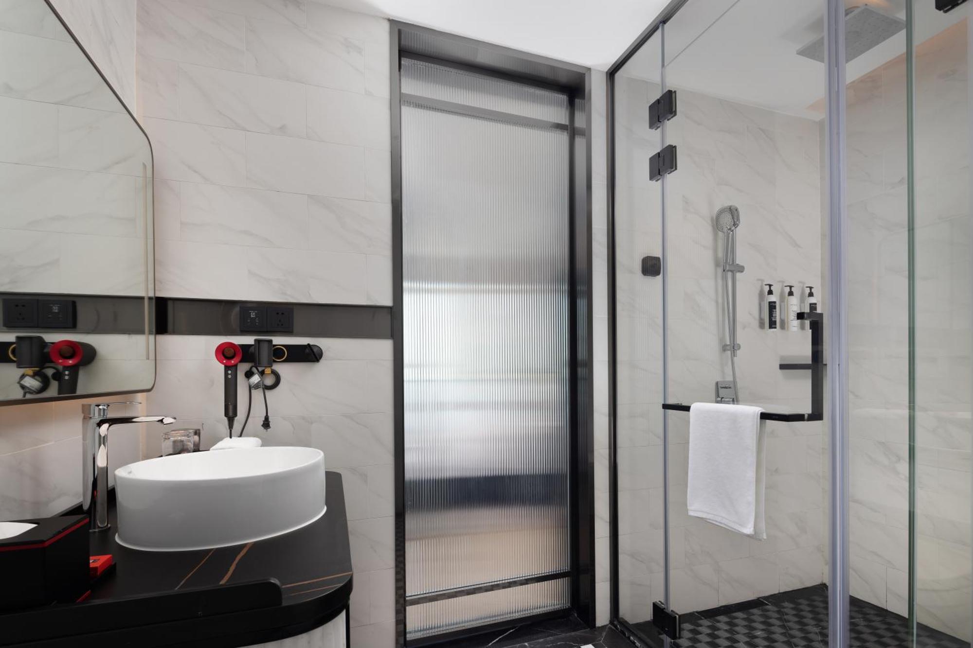 Radisson Red Guangzhou South Railway Station Hotel Bagian luar foto