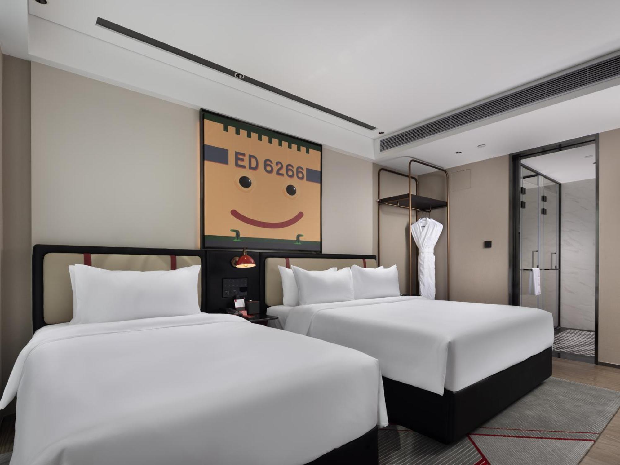 Radisson Red Guangzhou South Railway Station Hotel Bagian luar foto