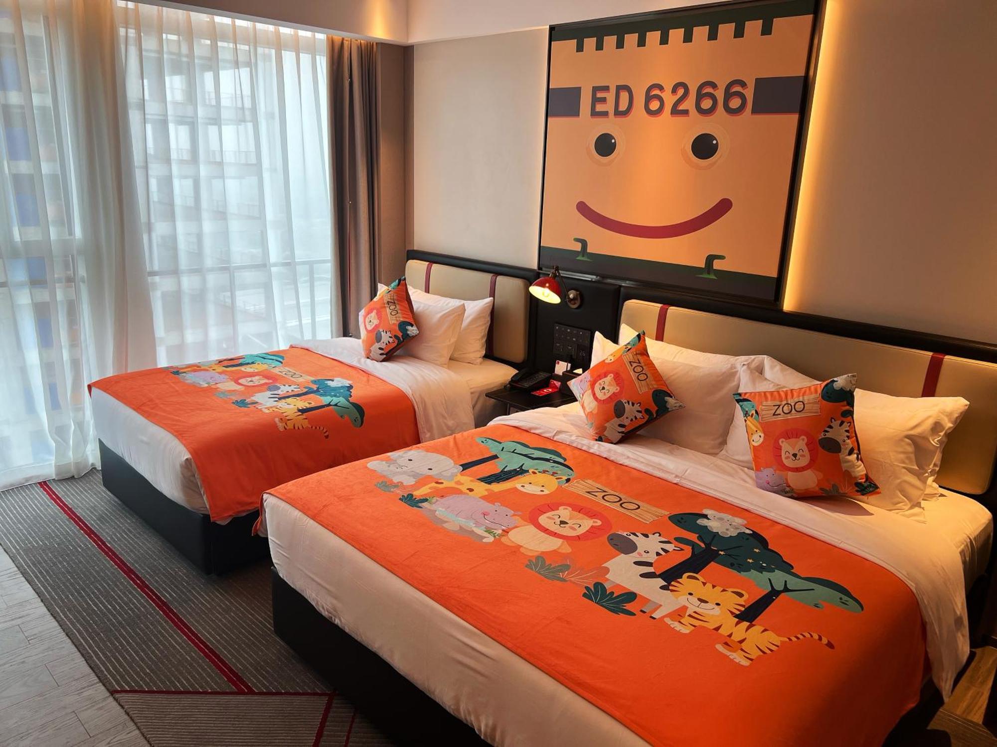 Radisson Red Guangzhou South Railway Station Hotel Bagian luar foto