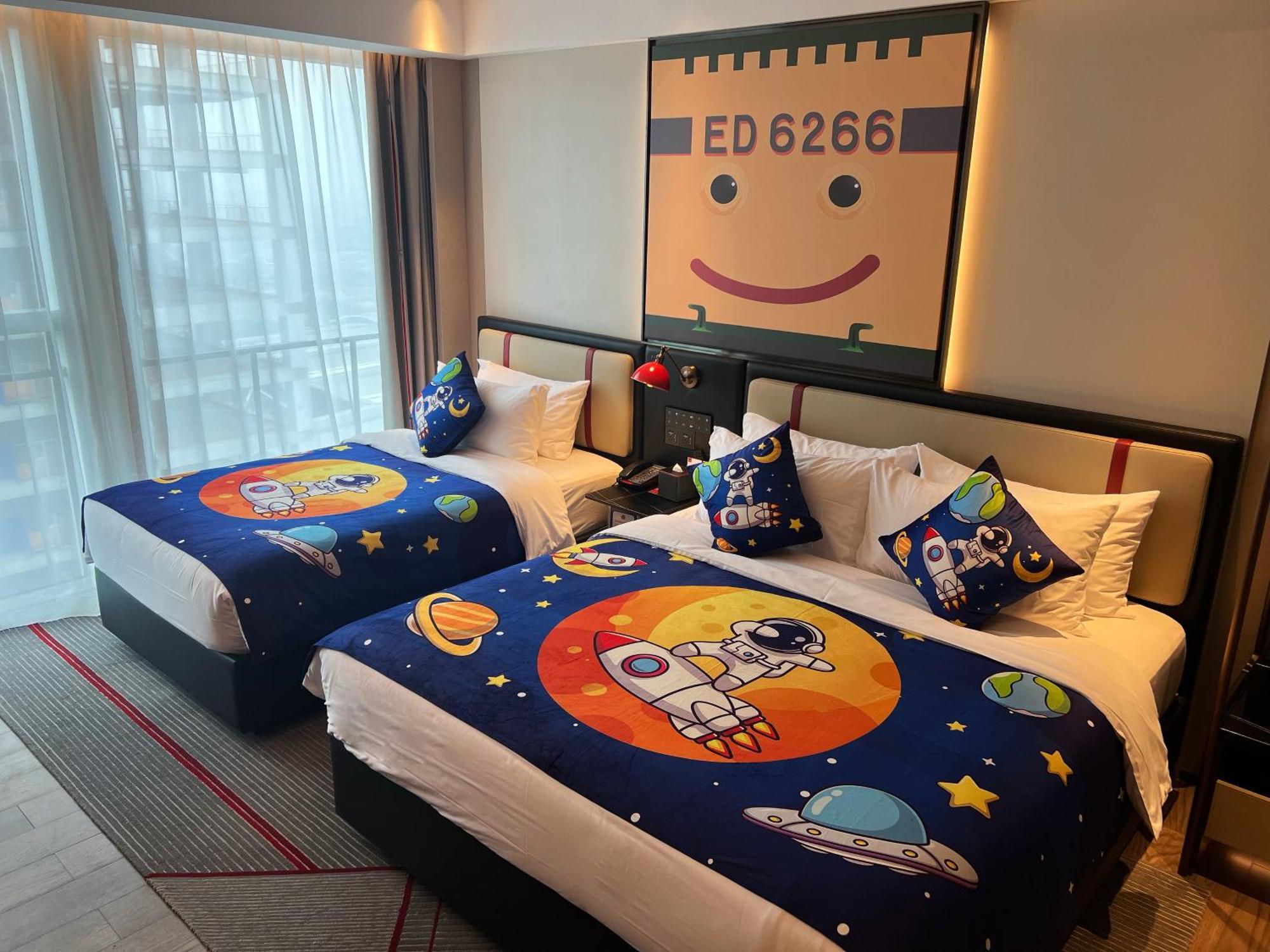 Radisson Red Guangzhou South Railway Station Hotel Bagian luar foto