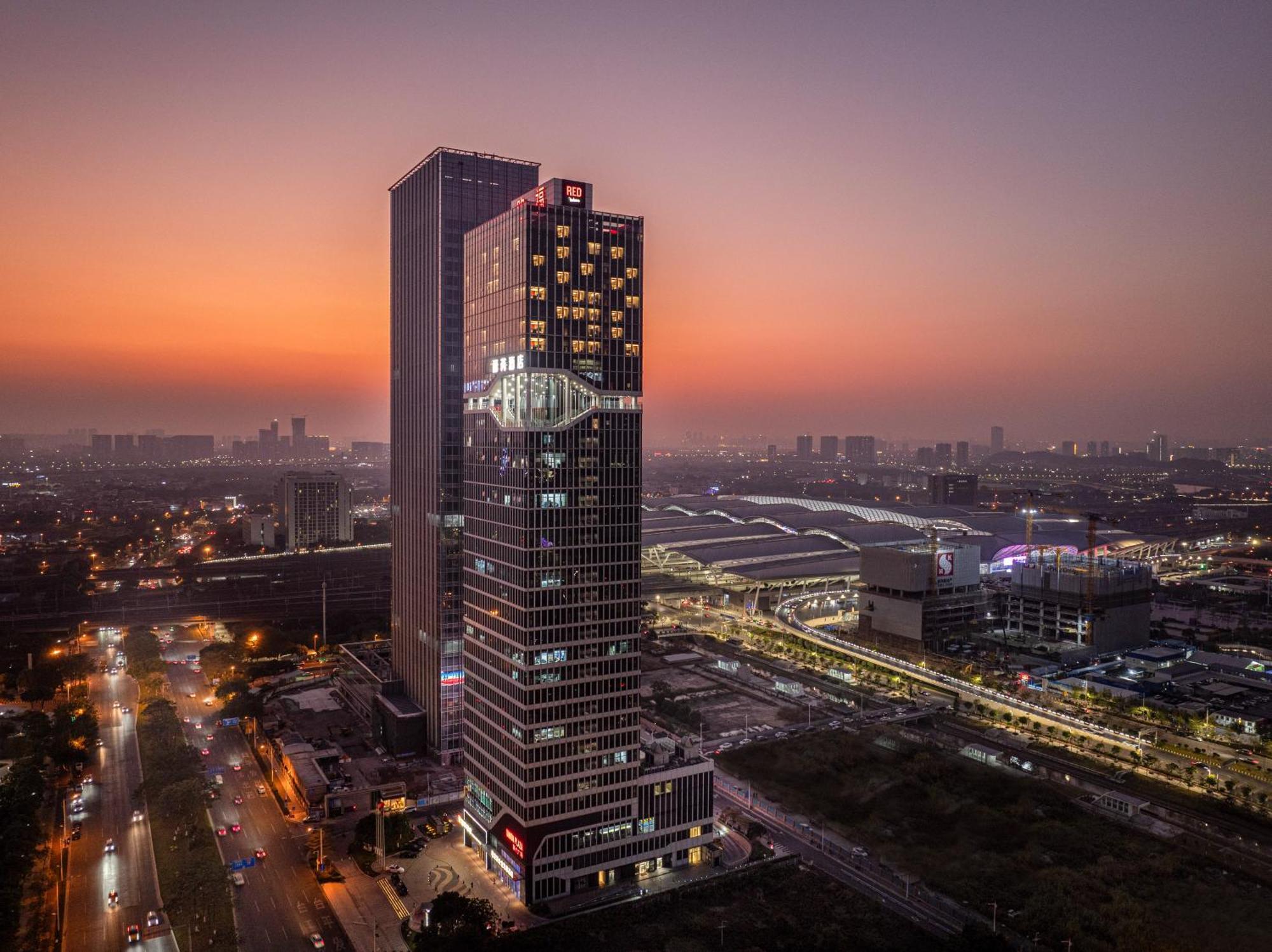 Radisson Red Guangzhou South Railway Station Hotel Bagian luar foto